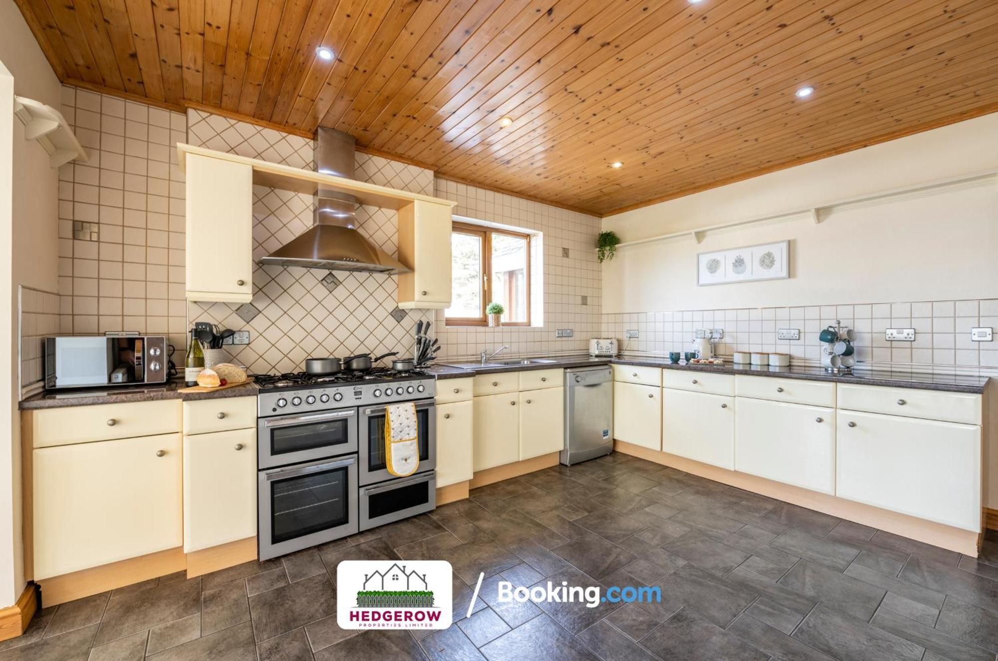 Truro Hedgerow Haven: Spacious 5-Bedroom Retreat Exterior photo