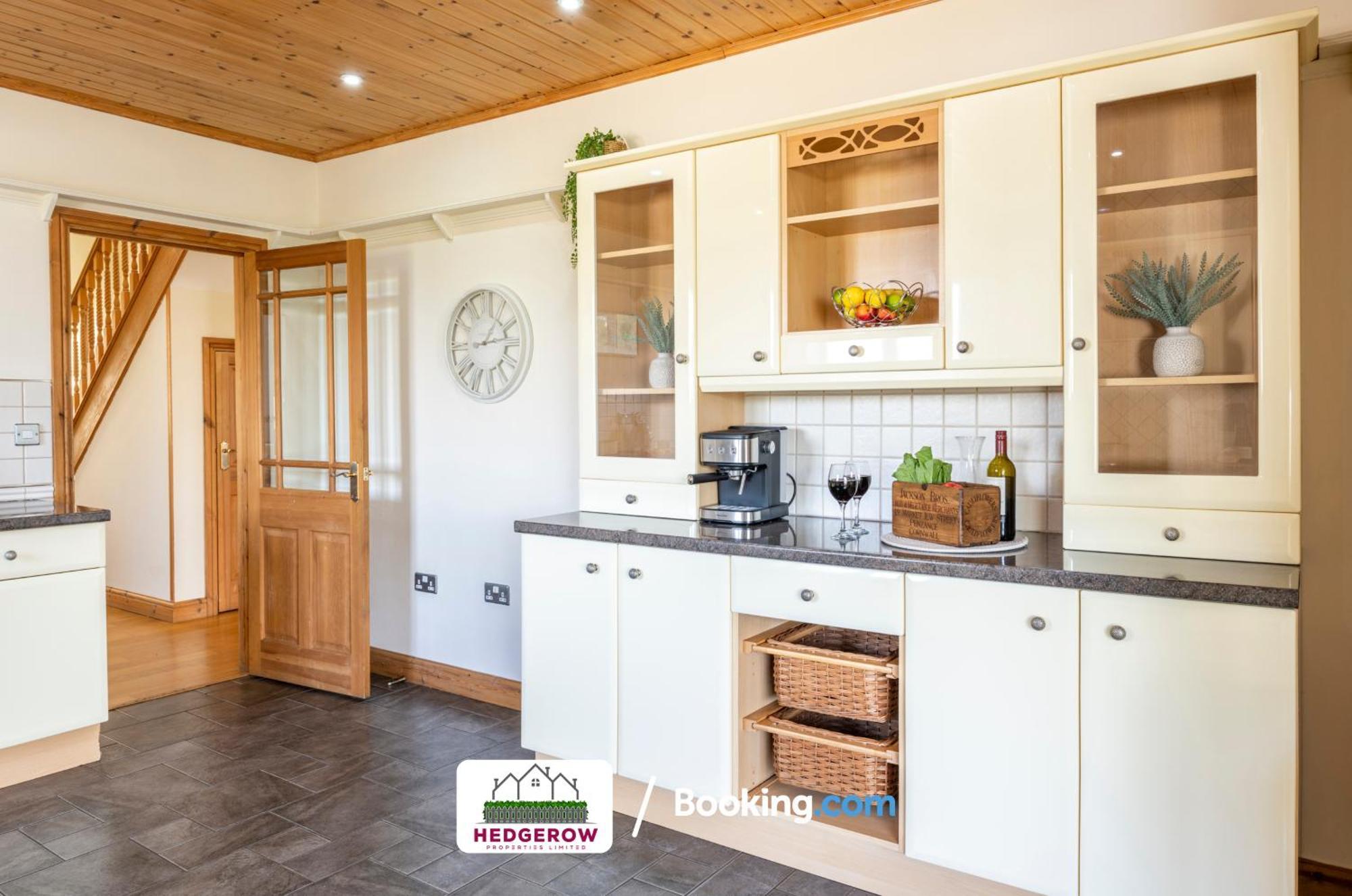 Truro Hedgerow Haven: Spacious 5-Bedroom Retreat Exterior photo